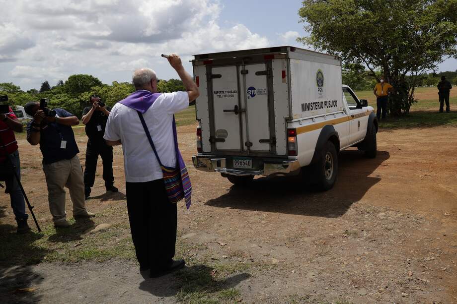 Autoridades realizan el "entierro de solemnidad" de un grupo de migrantes no identificados o no reclamados