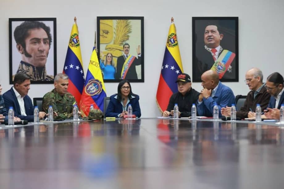 Captura de pantalla de la cuenta oficial en Instagram de la vicepresidenta ejecutiva de Venezuela, Delcy Rodríguez (c), hablando en una reunión este domingo, en Caracas (Venezuela).