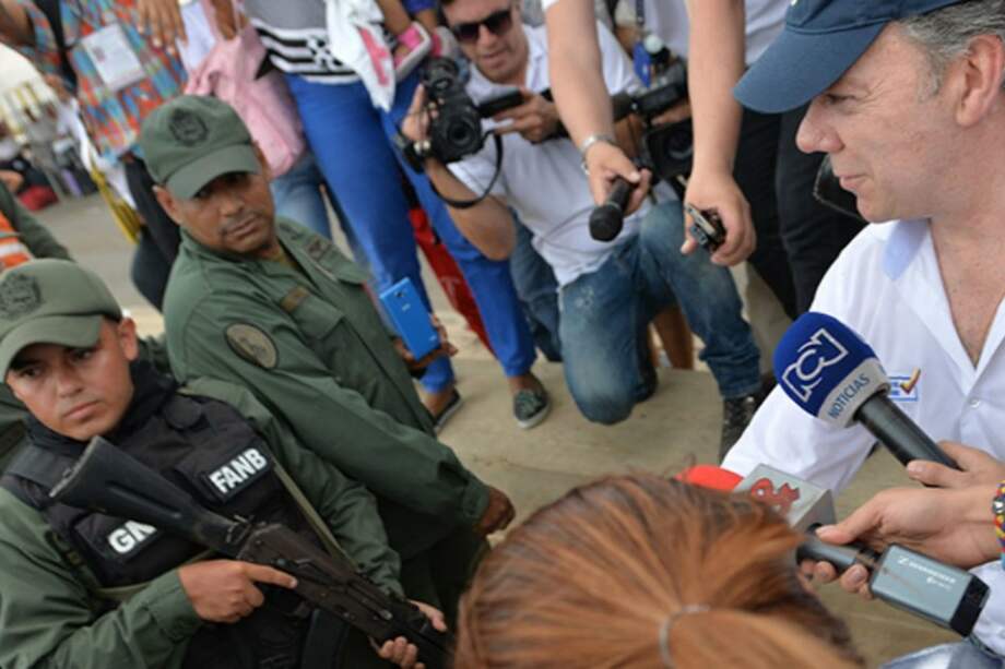 Presidente Juan Manuel Santos en la Guajira saludando a la guardia venezolana. / Casa de Nariño