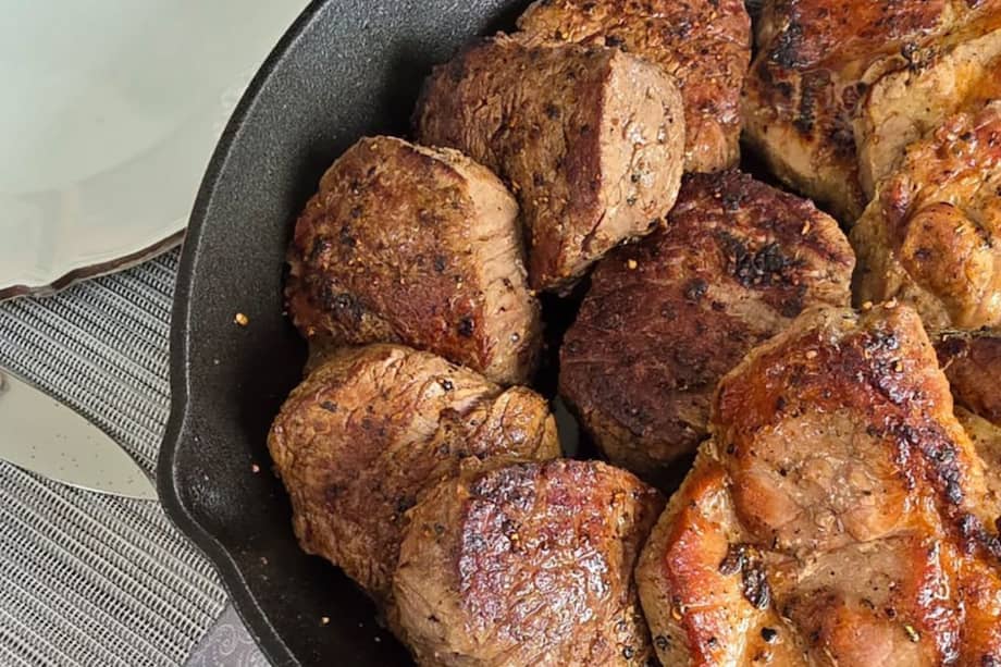 Este plato contiene una de las más armónicas combinaciones de ingredientes: lomo de res, hongos, pimienta, mantequilla, vino blanco, crema de leche.