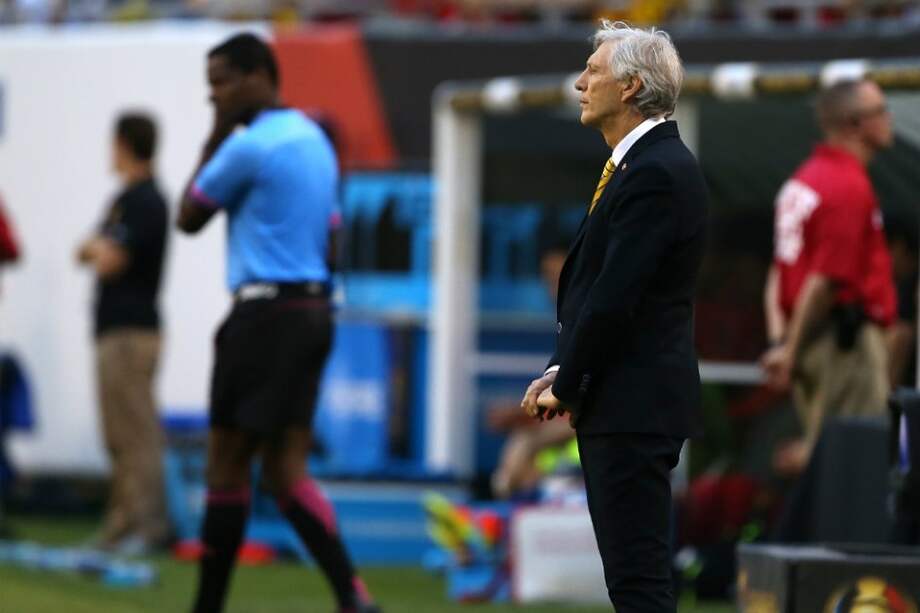 El argentino José Pékerman, DT de Colombia, durante el partido frente a Chile. / AFP