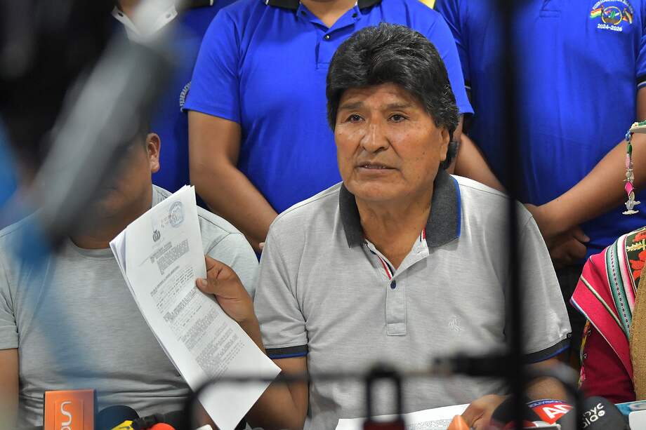 El expresidente Evo Morales (2006-2016) muestra unos documentos durante una rueda de prensa en Cochabamba (Bolivia).