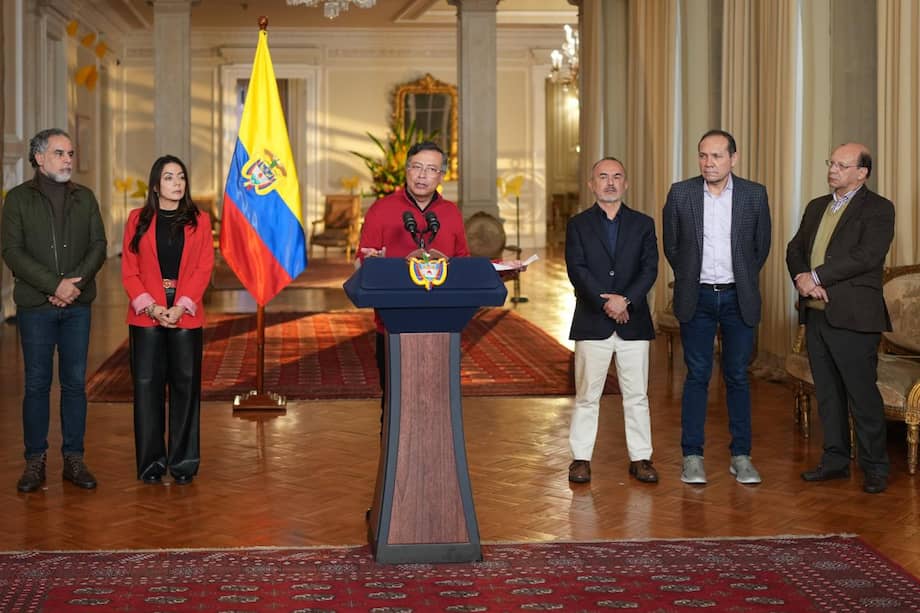 El presidente Gustavo Petro, en la noche del 15 de febrero, usó una alocución sobre el salario mínimo para convocar a una nueva jornada de marchas. Estuvo junto a los minstros Armando Benedetti (Interior), Jorge Cuerto (Justicia), Antonio Sanguino (Trabajo) y Nhora Mondragón, directora del Dapre.