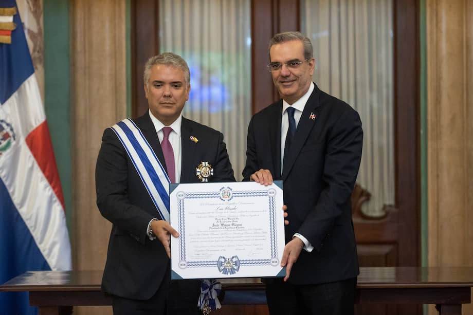 El presidente Iván Duque y su homólogo dominicano, Luis Abinader, durante un intercambio de condecoraciones en el Palacio Nacional de Santo Domingo.