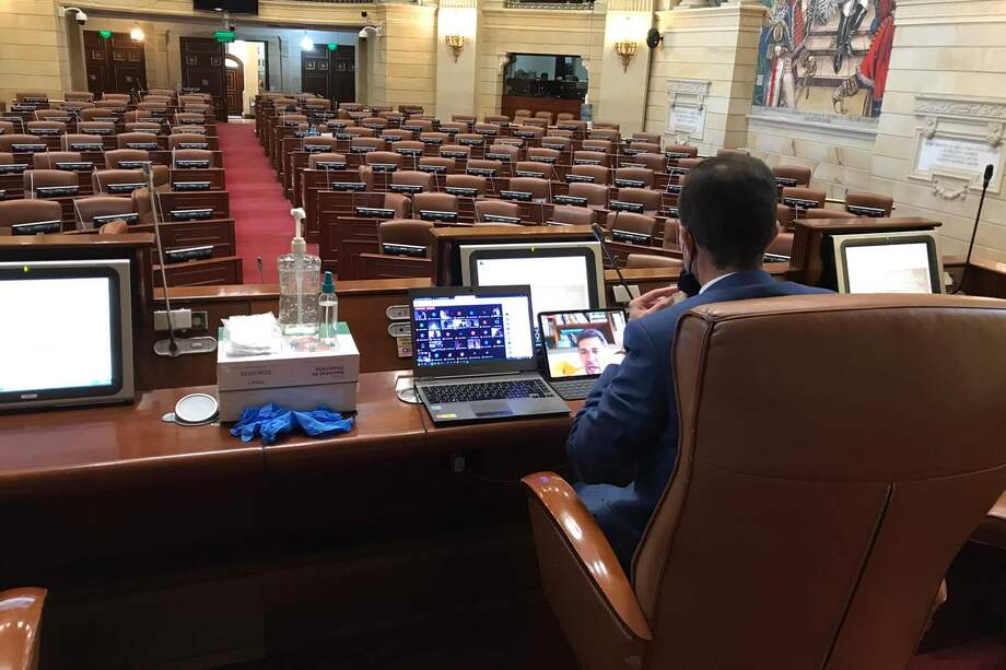 Parlamentarios de la oposición han asistido al Salón Elíptico de la Cámara para sesionar desde ese recinto. / Cortesía