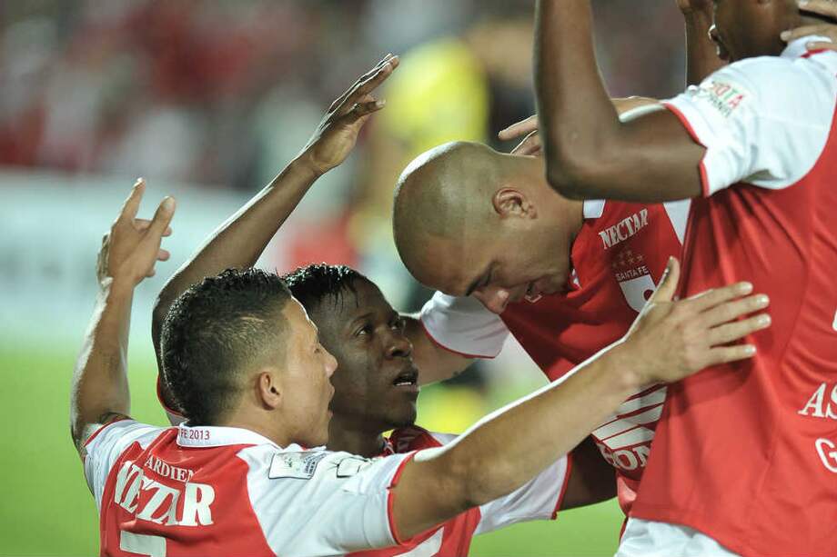 Los jugadores de Santa Fe celebran la victoria 1-0 ante Cerro Porteño, en El Campín. /Gabriel Aponte