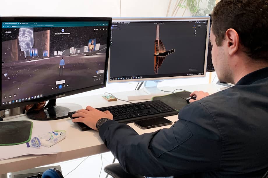 Un joven diseñador esboza un mapa con nuevos espacios de la ciudad virtual de Metatut que sumerge al espectador en el antiguo Egipto.