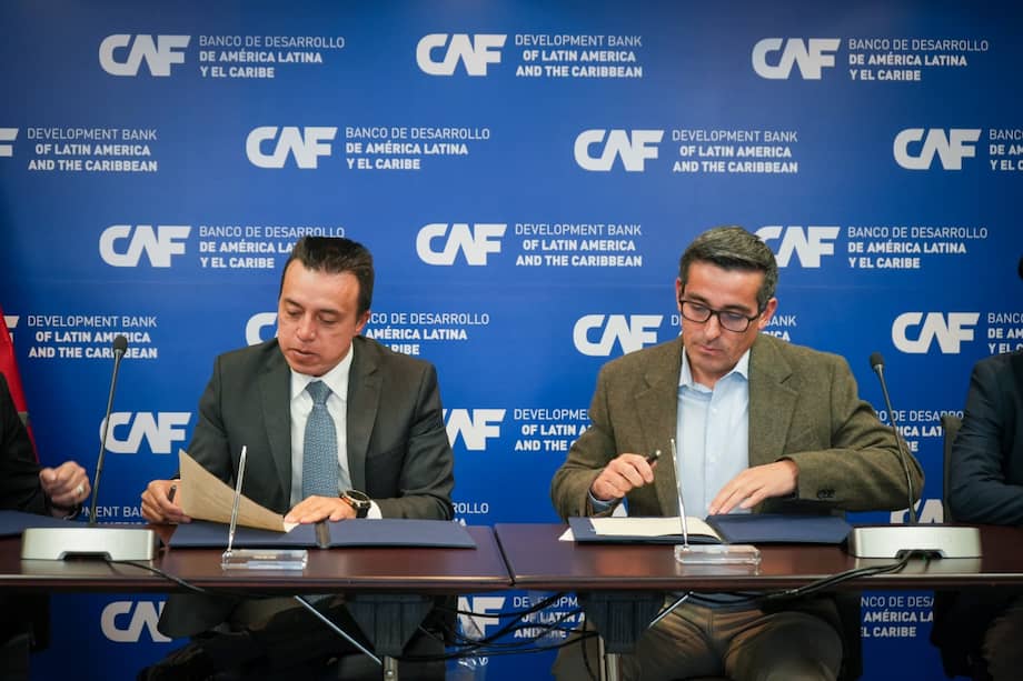 El director del IDU, Orlando Molano, firmando el acuerdo de cooperación junto al delegado de la CAF.