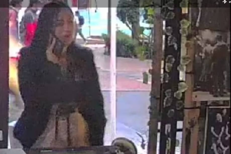 La mujer, señalada de robar con escopolamina a sus víctimas, quedó grabada por una cámara de seguridad de un establecimiento en donde presuntamente se habría encontrado con una de sus víctimas.
