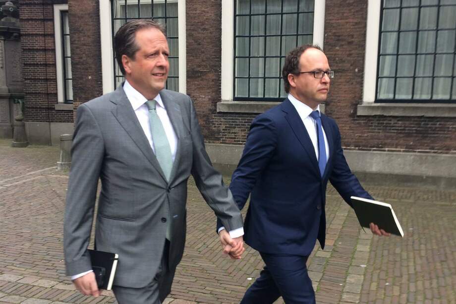 Alexander Pechtold, líder del los liberales de izquierda en Holanda y Wouter Koolmes, uno de sus colegas, se pasean de la mano camino a un acto público. / Tomado del Twitter @APechtold.