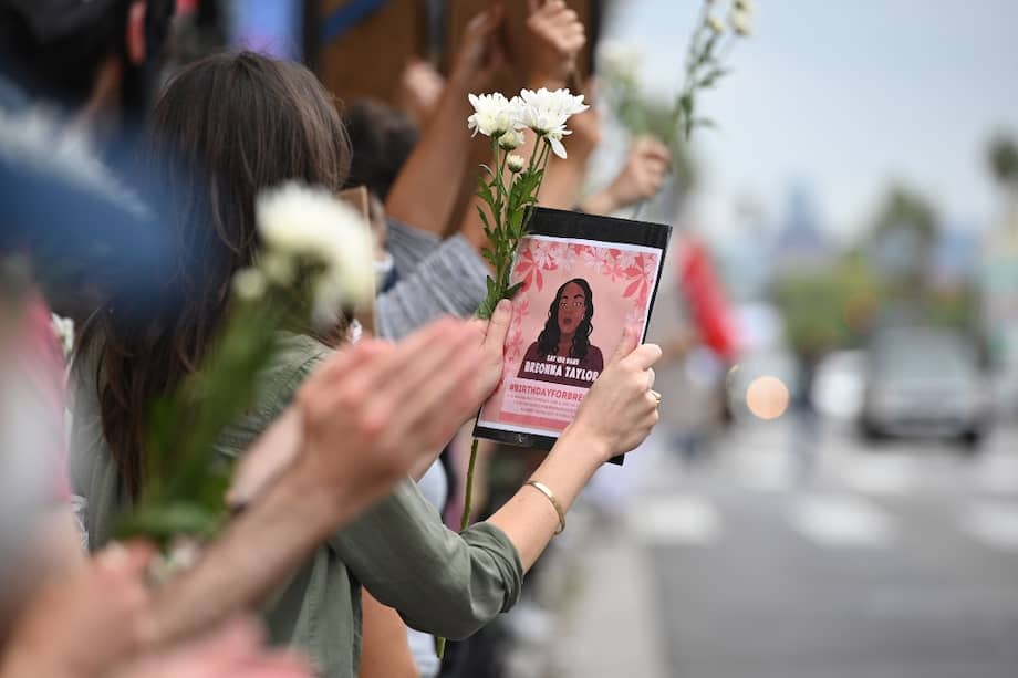 A Breonna Taylor, una trabajadora de salud afroamericana, la mataron en un operativo policial equivocado. Piden justicia.