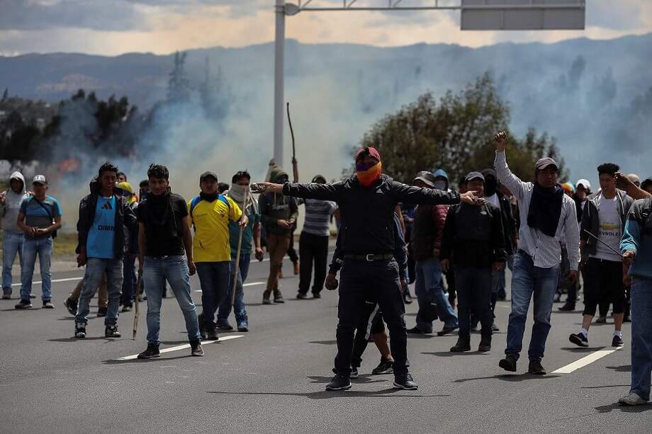 Indígenas protestan contra las medidas del presidente Lenín Moreno, este sábado en las afueras de la ciudad de Latacunga, al sur de Quito (Ecuador). / EFE