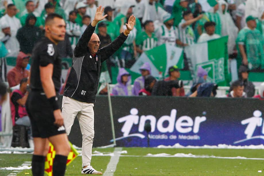 Alfredo Arias dirige durante el partido de vuelta de la final de la Liga de Colombia entre Atlético Nacional y Atlético Junior el lunes 8 de junio de 2026, en el estadio Atanasio Girardot de Medellín.