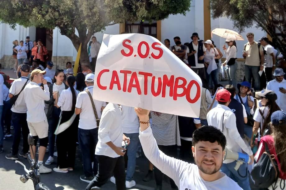 Un hombre sostiene una pancarta durante una manifestación para exigir el respeto a la vida y la paz en la región del Catatumbo en Ocaña. EFE/ Ana Inés Vega
