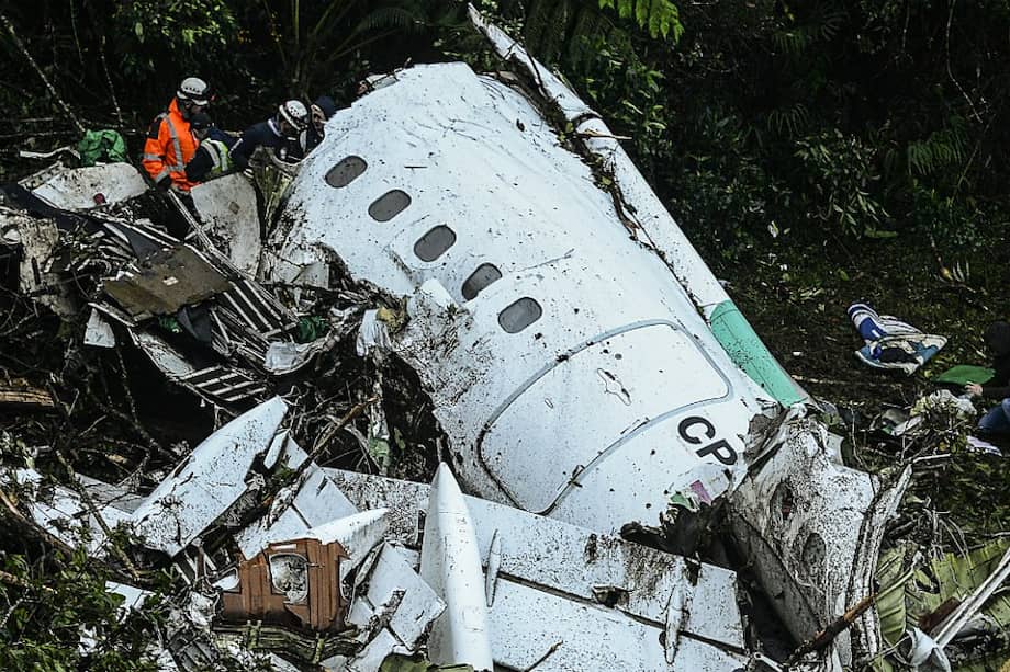 El avión en el que viajaba la delegación de Chapecoense se estrelló en Antioquia el lunes en la noche. / AFP