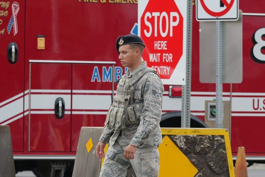 Un guardia de seguridad pasa junto a una ambulancia de emergencia naval que responde a un tiroteo en el astillero naval de Pearl Harbor, en Honolulu, Hawái, el 4 de diciembre de 2019. / AFP