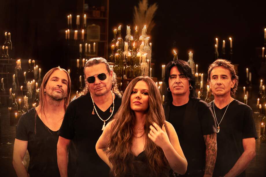 Maná junto a la cantante mexicana Joy Huerta.