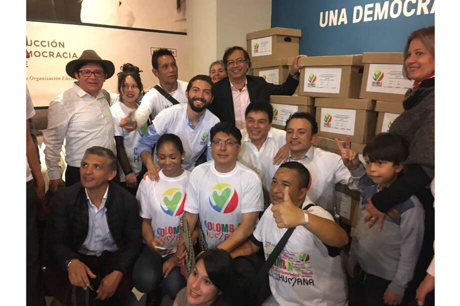 Petro entregó 850 mil firmas. Necesita que la Registraduría apruebe 386 mil de estas para avalar su candidatura. / Tomada de Twitter