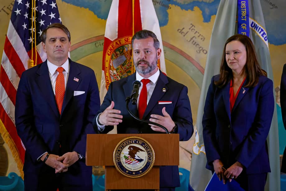El fiscal federal del Distrito Sur de Florida, Jason A. Reding Quiñones, habla durante una ceremonia en honor a las víctimas de los asesinatos de Hermanos al Rescate de 1996 en la Torre de la Libertad el 20 de mayo de 2026 en Miami, Florida.