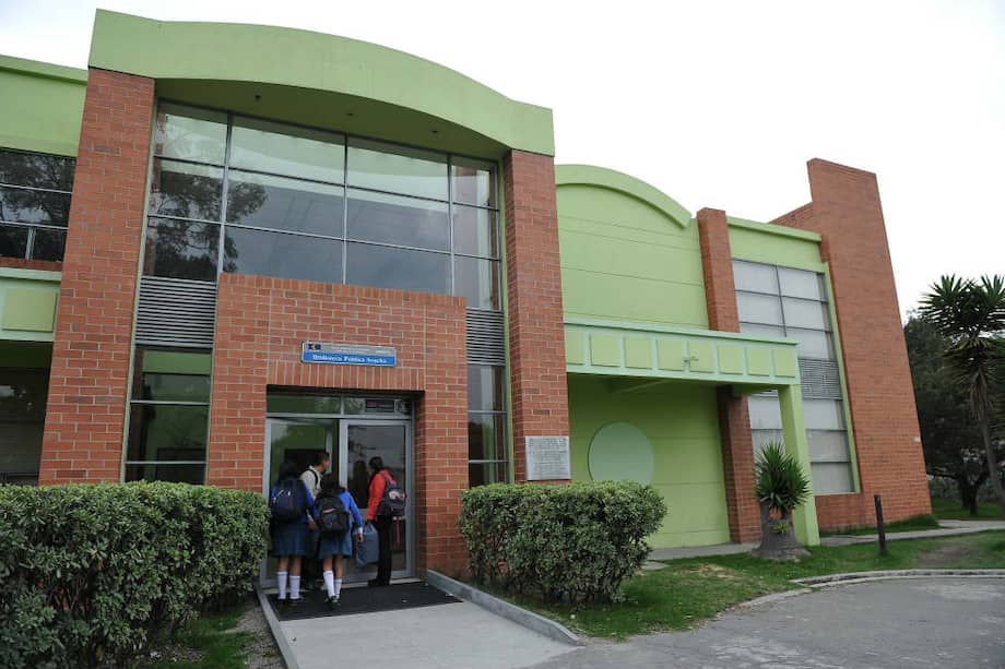 Usuarios en la biblioteca pública de Soacha, que desde 2005 ha estado a cargo de Colsubsidio. /Fotos: Óscar Pérez