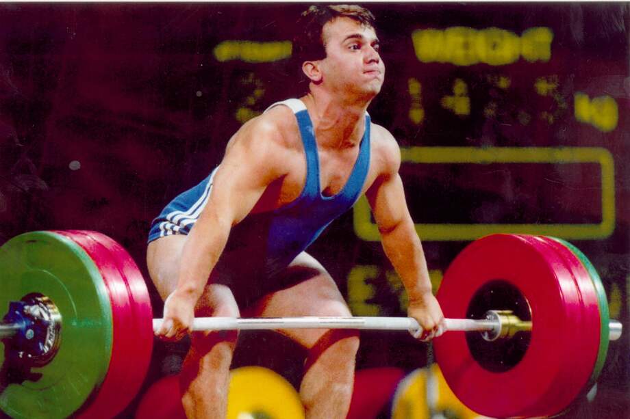 El turco alza 147.5 kilogramos en su camino a ganarse su tercera medalla de oro olímpica en levantamiento de pesas. Lo consiguió en Atlanta 1996.
/ EFE