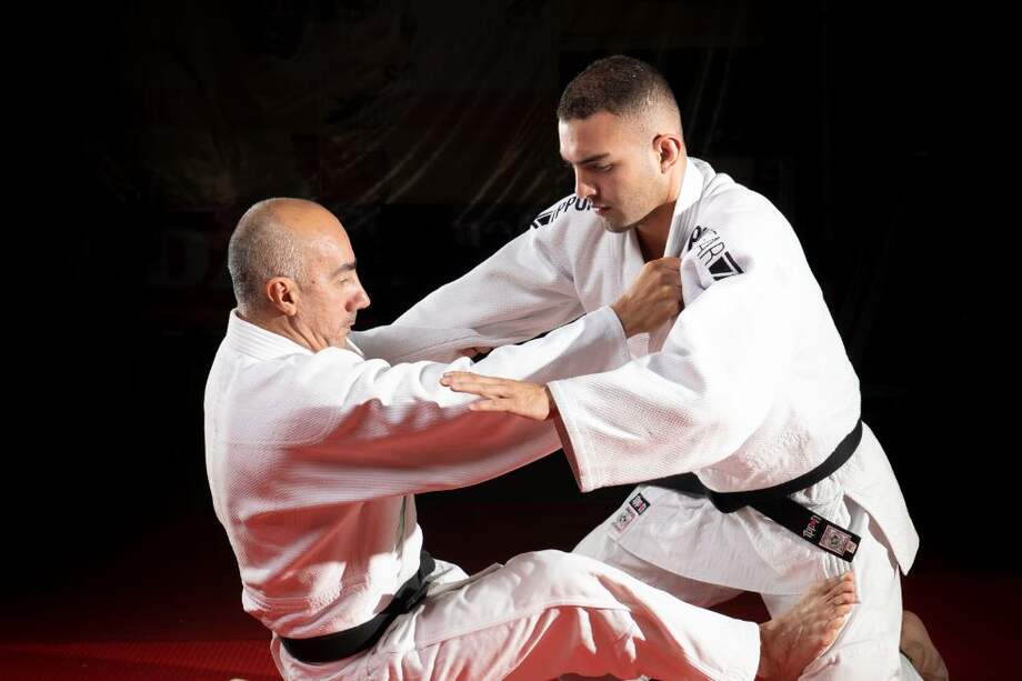 Glatenfert Escobar (izq.) sostiene a Miguel Ángel Bermúdez en una figura de judo, modalidad nage-no-kata. / Fecoljudo