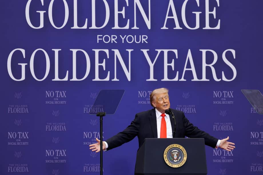El presidente de Estados Unidos, Donald J. Trump, pronuncia un discurso durante un evento con personas mayores en The Villages, Florida.