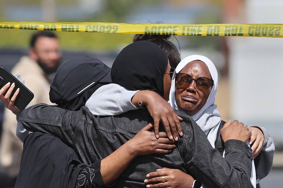 Miembros de la comunidad musulmana de San Diego reaccionan tras enterarse de un tiroteo en su lugar de culto en San Diego.
