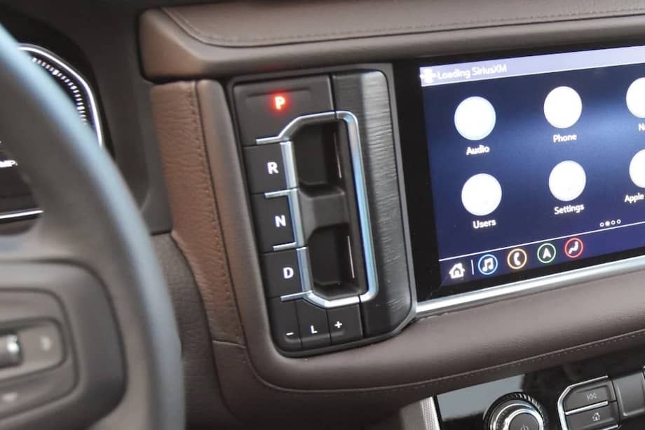 En buena parte de los carros automáticos modernos aparece una posición adicional después de la “D”, marcada con la letra “L”.