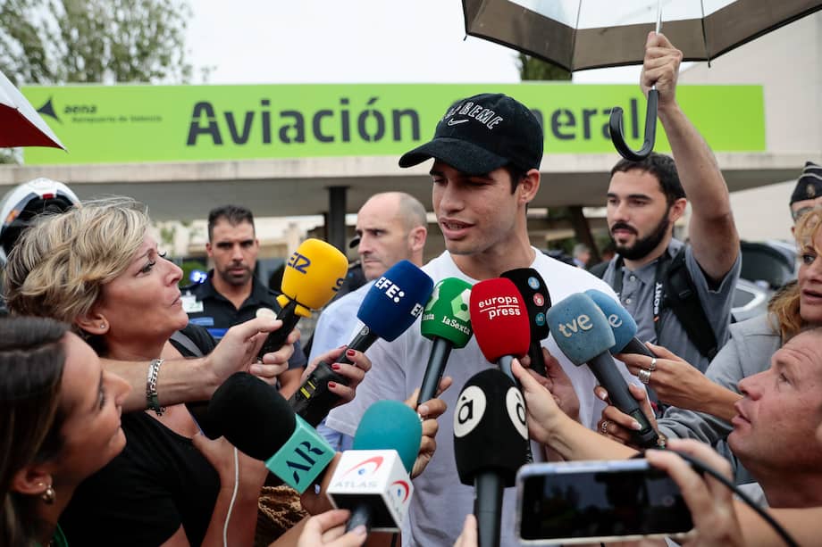 El tenista Carlos Alcaraz a su llegada al aeropuerto de Manises, Valencia, para estrenar su flamante número uno mundial en la fase de grupos B de la Copa Davis en Valencia con el equipo español. EFE/Ana Escobar