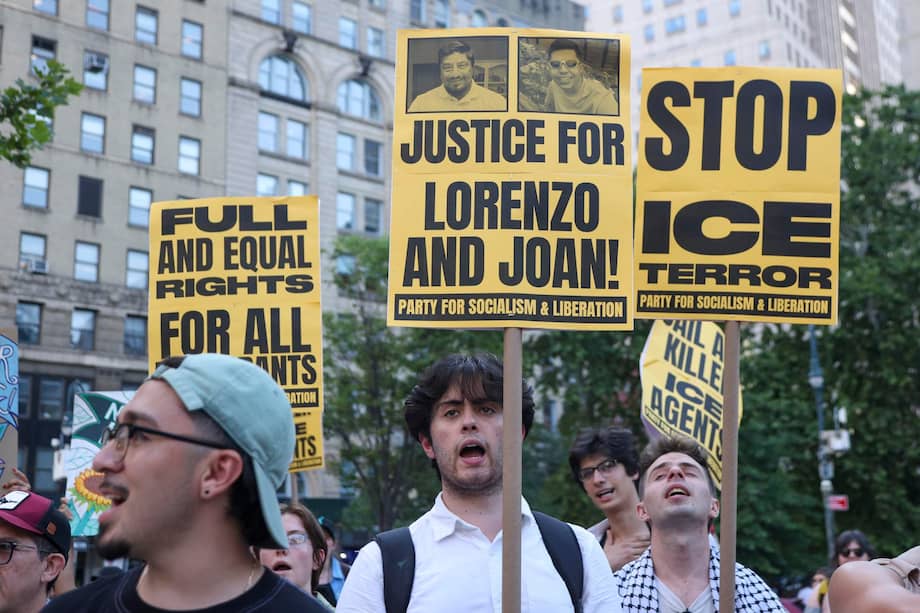 Personas participan en una protesta en Nueva York para exigir justicia por las muertes de Lorenzo Salgado Araujo y Joan Sebastian Guerrero y pedir la abolición de ICE.