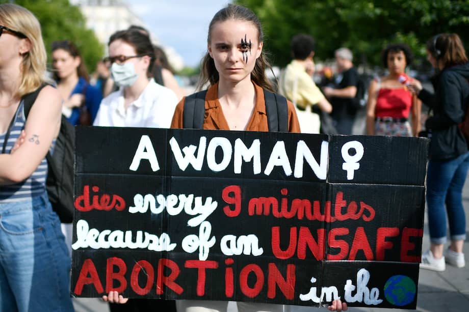 Mientras que los movimientos proaborto lamentan la anulación de Roe vs. Wade, que garantizaba el derecho al aborto de las mujeres en Estados Unidos y consideran que es un retroceso, poderosos movimientos provida celebran la decisión.