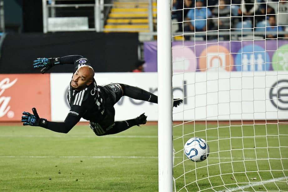 Diego Novoa recibe el primer gol en la Copa Sudamericana por parte de O'Higgins de Chile en el estadio Codelco El Teniente de Rancagua.
