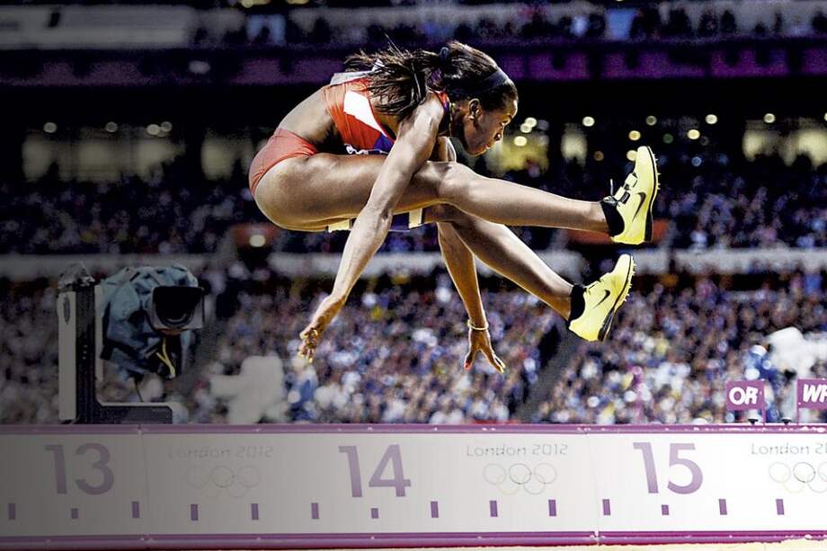 La colombiana Catherine Ibargüen en uno de los seis intentos que ayer la llevaron a ser la segunda mejor en el salto triple de los Juegos Olímpicos de Londres. / AFP