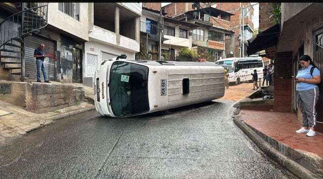 Bus escolar se volcó en el barrio Altos de Meléndez, Cali, y dejó tres menores heridos