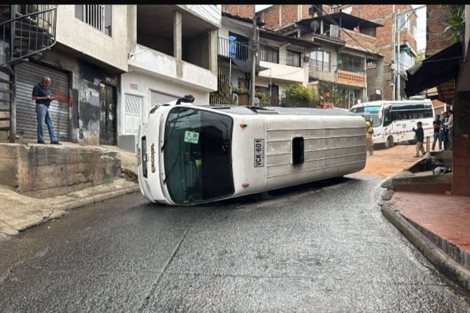 El bus escolar se volcó en una vía de descenso del sector y terminó sobre uno de sus costados.