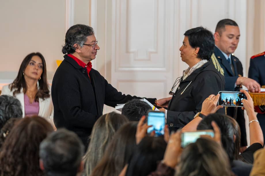 Presidente Gustavo Petro entregó primeros documentos desclasificados del DAS a familiares de víctimas.