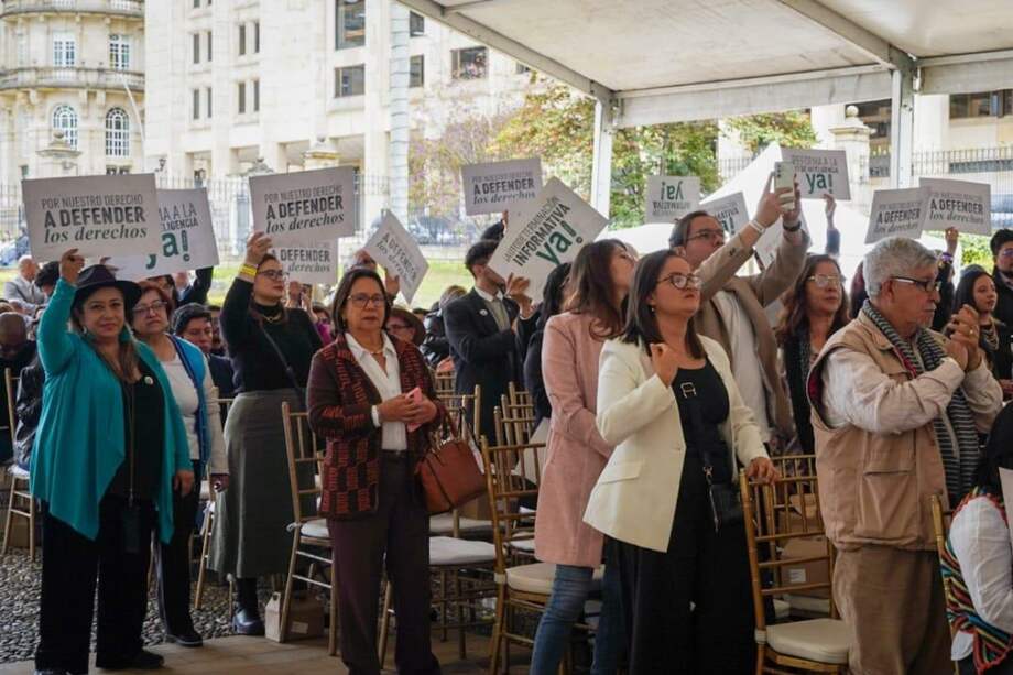 En la Plaza de Armas de la Casa de Nariño se escucharon las voces de defensores de derechos humanos y sus familias, que por décadas fueron víctimas de amenazas, perfilamientos y hostigamientos por agentes del Estado. El presidente Gustavo Petro pidió disculpas en cumplimiento a una sentencia de la Corte IDH y ordenó desclasificar los archivos del antiguo DAS.