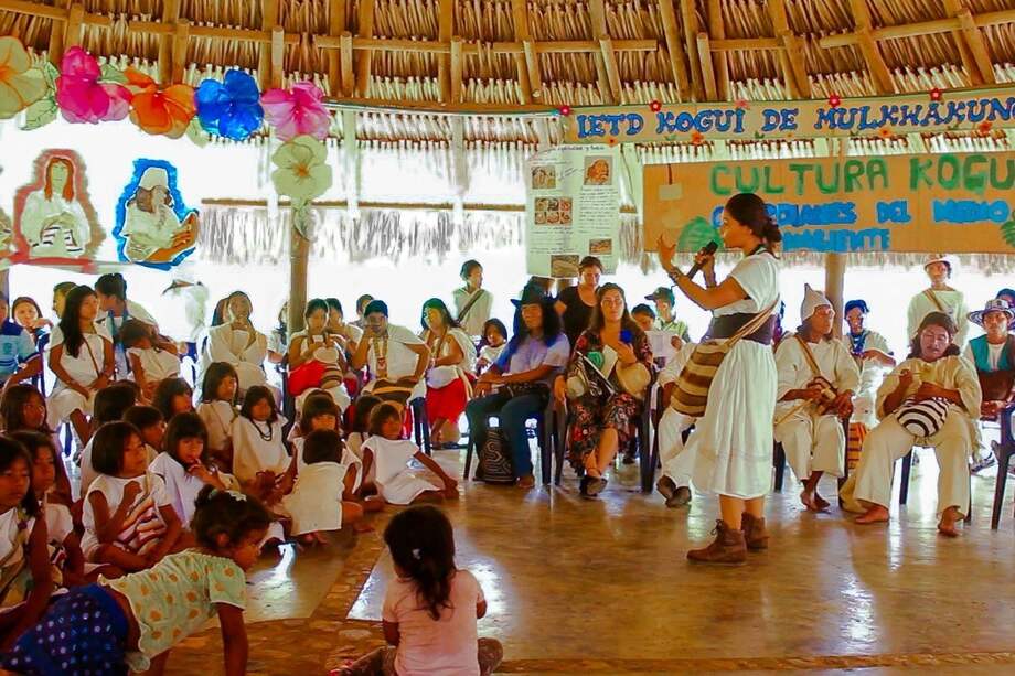 La joven Ati en su dialogo permanente con las comunidades indígenas. / Cortesía