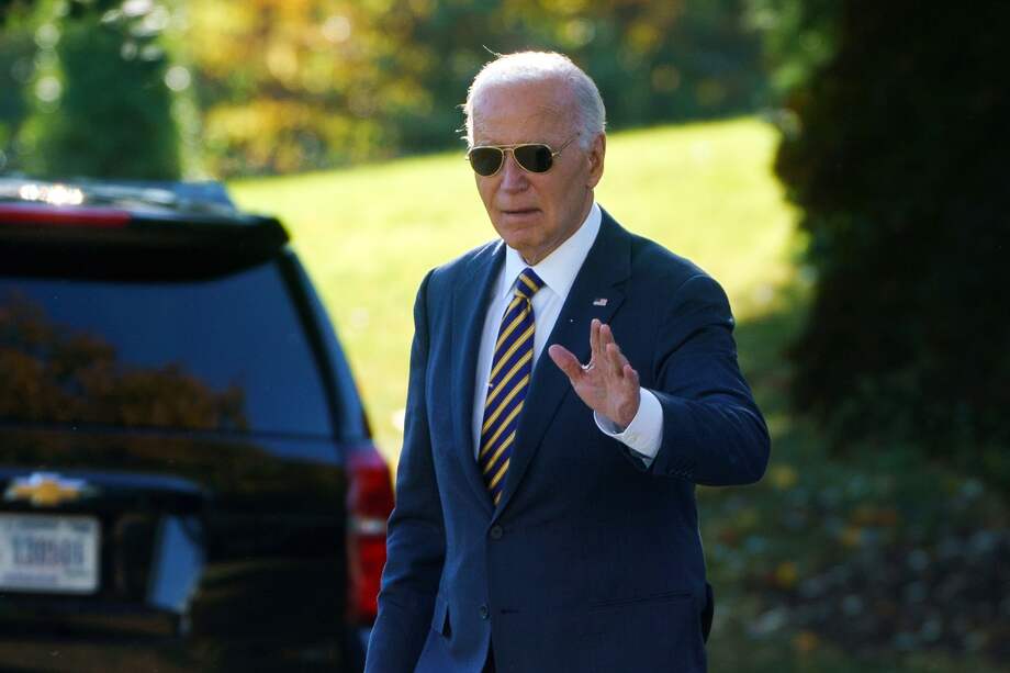 Washington (United States), 24/10/2024.- US President Joe Biden waves before departing the White House in Washington, DC, USA, 24 October 2024. President Biden is traveling to Phoenix, Arizona, to address the Gala River Indian Community on Friday before heading to Wilmington, Delaware. (Fénix) EFE/EPA/WILL OLIVER