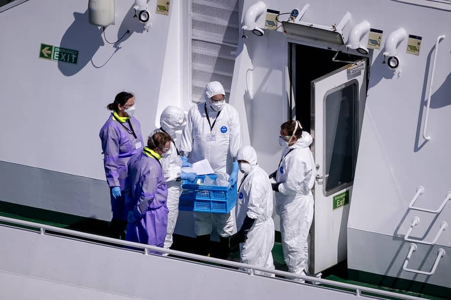 Vista aérea de personas con ropa de protección a bordo del crucero MV Hondius tras su llegada al puerto de Róterdam, en los Países Bajos, el 18 de mayo de 2026.