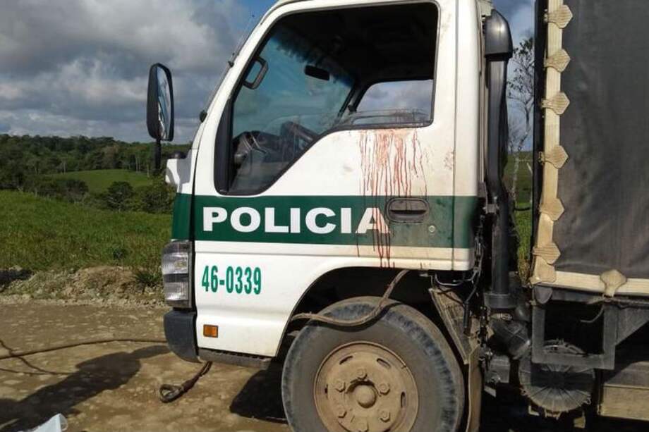 Así quedó el vehículo de la Policía, tras la emboscada de disidentes de las Farc en Meta. / Cortesía