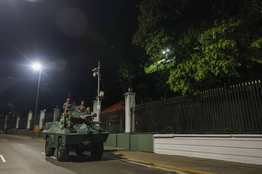 Militares resguardan el Palacio de Miraflores tras explosiones en Caracas, en medio de denuncias de amenazas de Estados Unidos por despliegue militar en el Caribe.