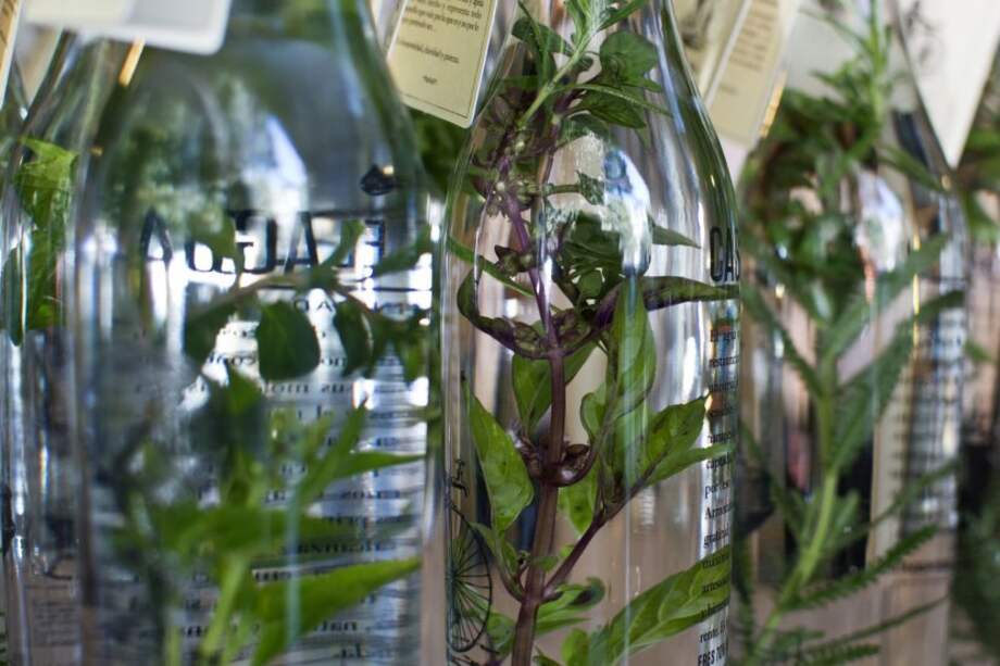 Presentación al cliente del agua filtrada y aromatizada. Foto: AFP