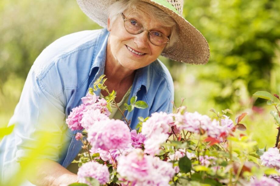 Abuela con flores en la mano