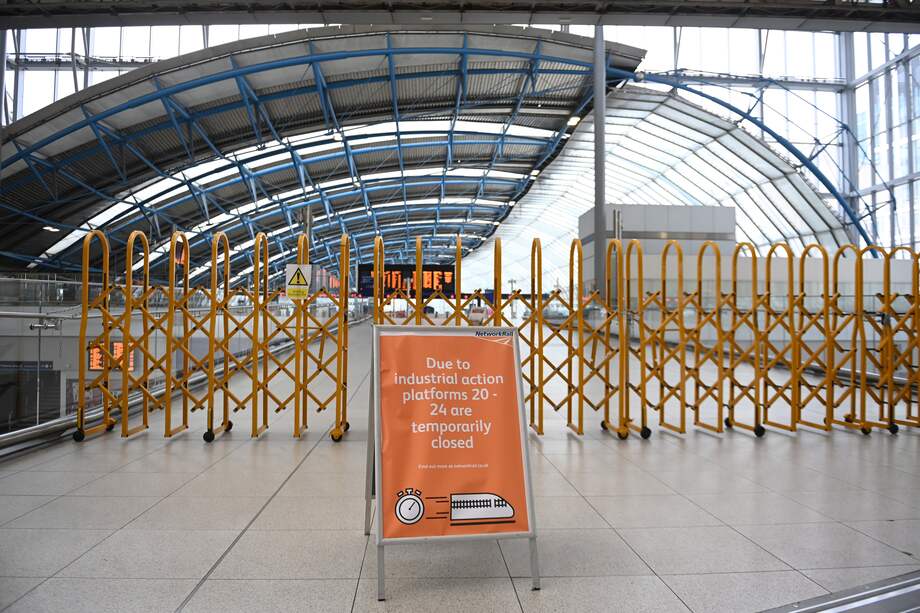 El sindicato Rail Maritime and Transport Workers organizó huelgas de 24 horas para los días 27 y 30 de julio por motivos salariales. Las protestas buscaban reunir a 40.000 trabajadores.