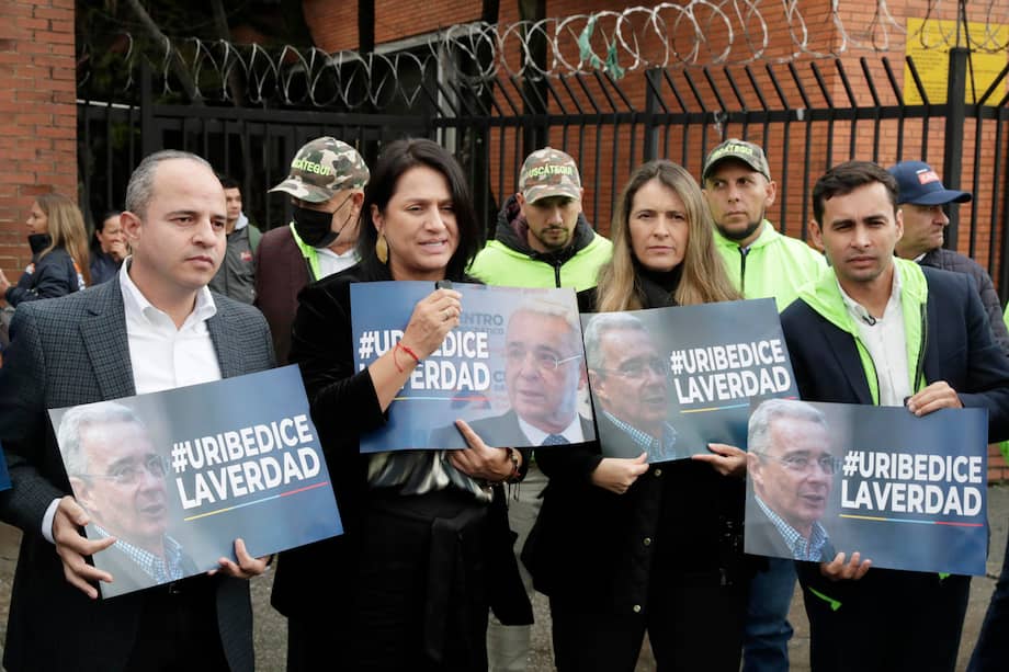 AME5004. BOGOTÁ (COLOMBIA), 05/05/2025.- Las senadoras Paola Holguin (c i) y Paloma Valencia (c d) sostienen carteles en apoyo al expresidente colombiano Álvaro Uribe este lunes, frente a los juzgados de Paloquemao en Bogotá (Colombia). El expresidente colombiano Álvaro Uribe (2002-2010) rinde su interrogatorio de manera presencial en el juicio que se le sigue por fraude procesal y soborno a testigos en un caso que se remonta a 2013. EFE/ Carlos Ortega