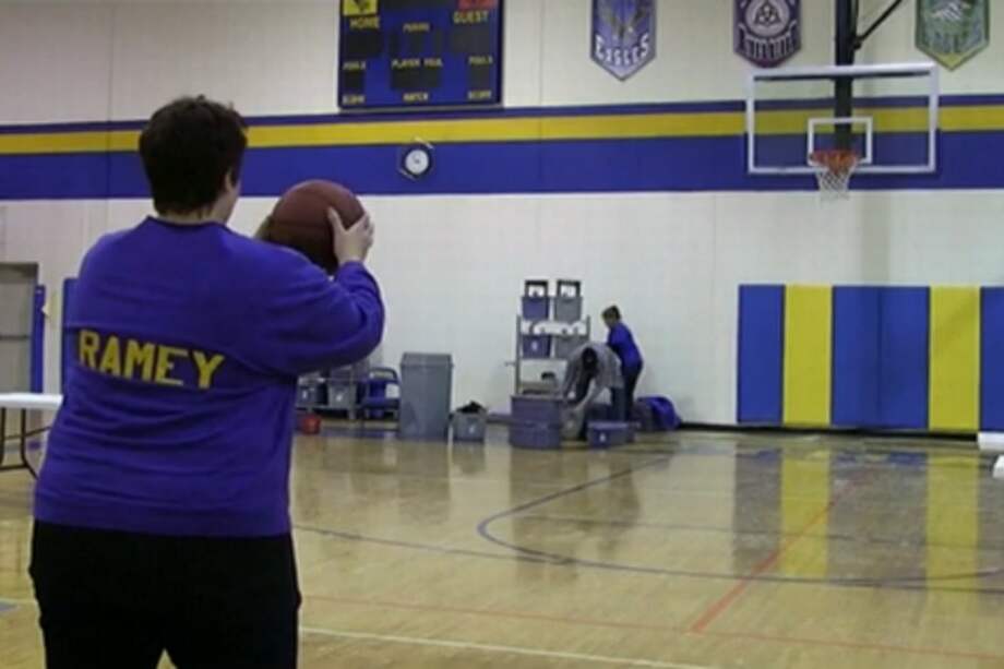 Mujer se jugó beca escolar de su hija en una cesta de básquetbol