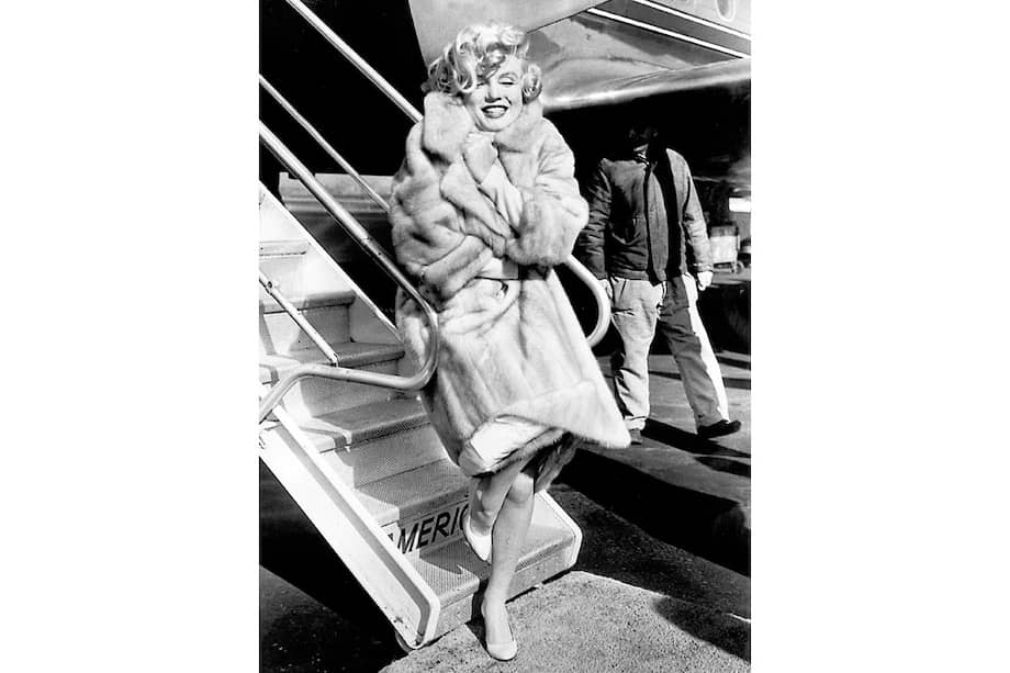 Monroe posando en 1959 en el aeropuerto de La Guardia, antes de volar a Chicago para la presentación de su película ‘Some like it hot’. / AFP