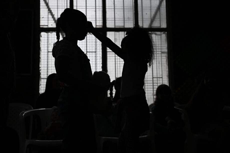 El detenido golpeó a sus hijastros de 3 y 1 año de edad en repetidas ocasiones, según la Fiscalía.